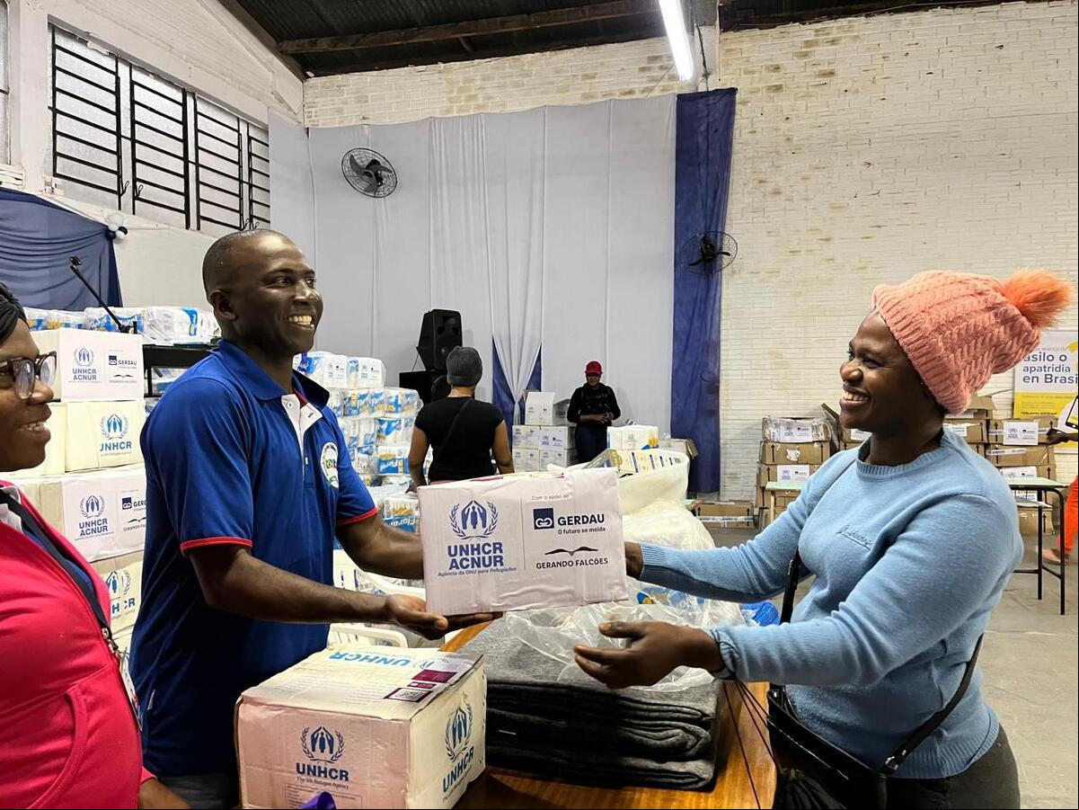 Assistência a pessoas haitianas no Rio Grande do Sul Organizações Lideradas por Refugiados apoiam a distribuição de itens emergenciais nos centros de acolhida