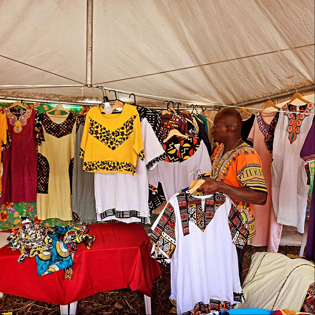 O senegales Ousmane Mbaye atende clientes em seu ateliê de moda em Brasília O senegales Ousmane Mbaye atende clientes em seu ateliê de moda em Brasília