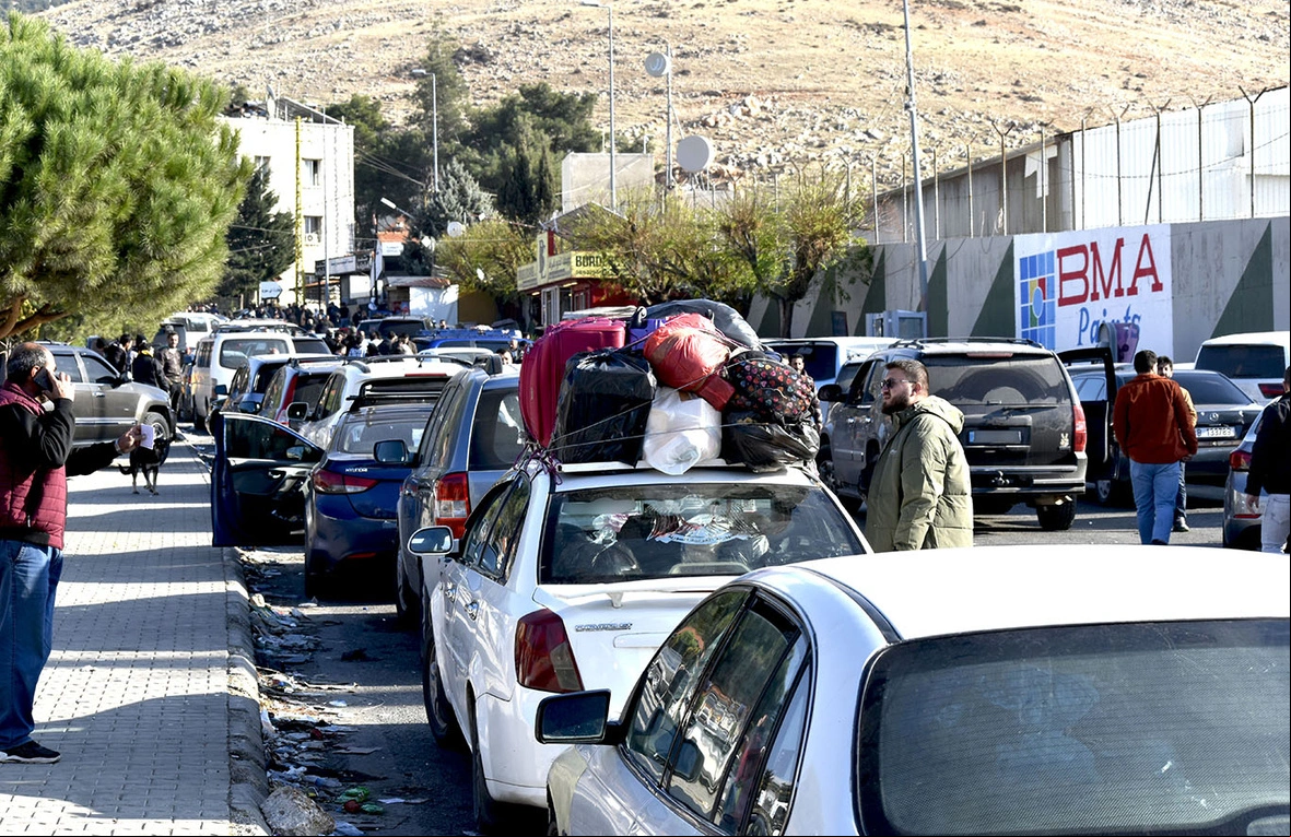 Filas de veículos se formam no ponto de fronteira de Masnaa, no Líbano, em 8 de dezembro, enquanto refugiados sírios aguardam para cruzar de volta para a Síria.