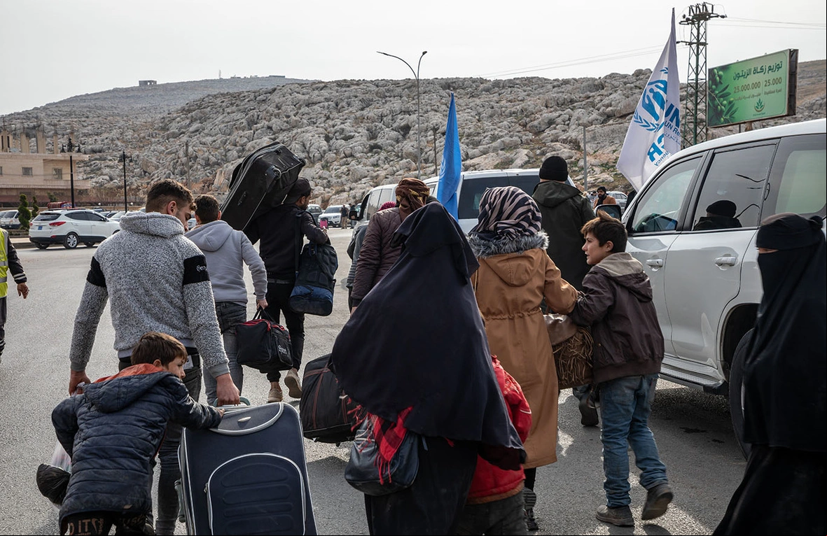 Uma família de refugiados sírios retorna ao norte da Síria vindo da Turquia, através da agem fronteiriça de Bab al-Hawa.
