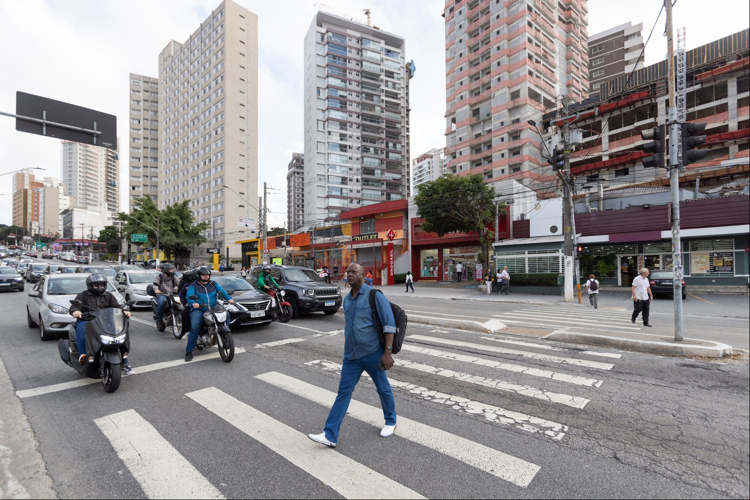 O professor moçambicano Carlos Mabutana caminha em direção ao metrô O professor moçambicano Carlos Mabutana caminha em direção ao metrô
