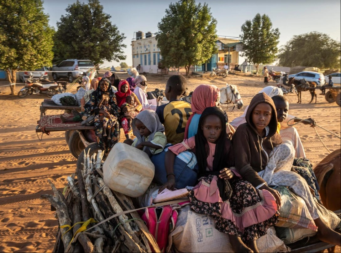 Uma família sudanesa chega à cidade fronteiriça de Adre, no Chade Uma família sudanesa chega à cidade fronteiriça de Adre, no Chade