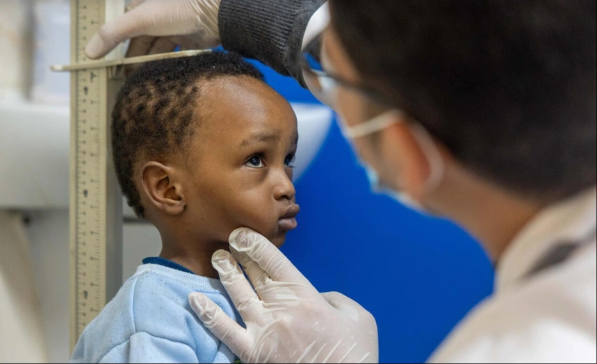Mohamed, uma criança refugiada sudanesa de dois anos com anemia, é examinado em uma clínica no Cairo istrada pelo parceiro do ACNUR, Refuge Egypt.
