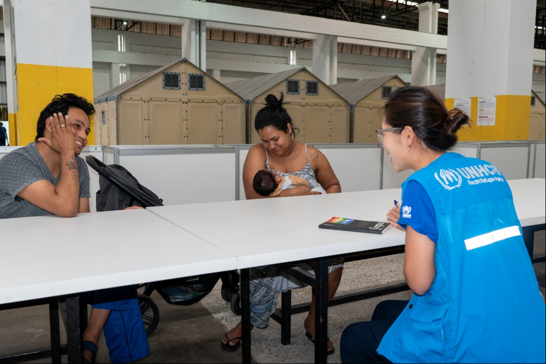 Equipe do ACNUR conversa com abrigados no abrigo CHA Recomeço em Canoas (RS)