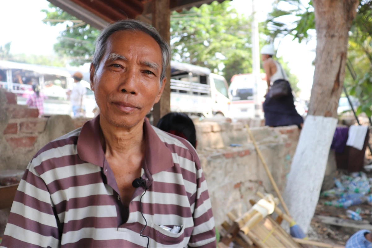 U Than Win, de 68 anos, senta-se à sombra do pátio da escola onde ele e sua família encontraram abrigo após o terremoto.
