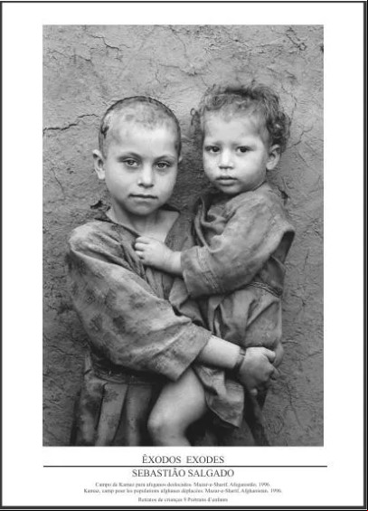 Quadro Sebastião Salgado Foto de Sebastião Salgado com duas crianças, uma no colo da outra