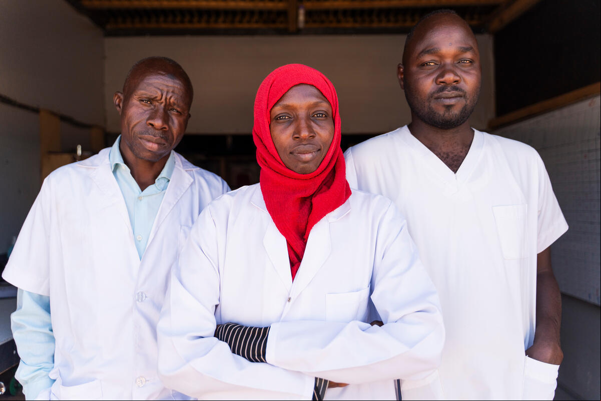 Da esquerda para a direita: Hassan Zakaira Ismail, Fatima Abdulkadir e Yagoub Idris são profissionais de saúde que trabalhavam no hospital Aljinaina, em Darfur Ocidental. Depois de se tornarem refugiados no Chade, agora trabalham com a MSF no assentamento de refugiados de Aboutengue. Chad. Thousands of Sudanese refugees continue to flee across the border.