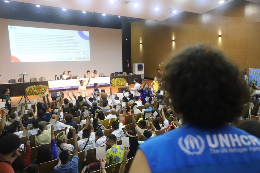 Delegados refugiados e migrantes de diferentes nacionalidades e regiões do Brasil votam durante a plenária final da II COMIGRAR.