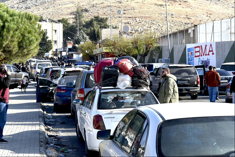 Filas de veículos se formam no ponto de fronteira de Masnaa, no Líbano, em 8 de dezembro, enquanto refugiados sírios aguardam para cruzar de volta para a Síria.