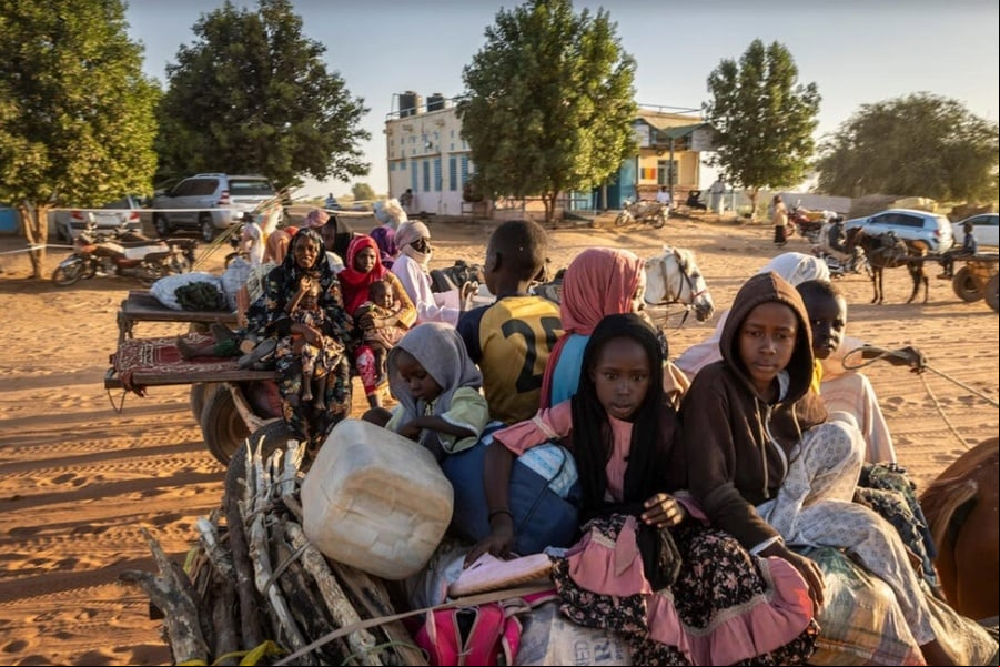 Uma família sudanesa chega à cidade fronteiriça de Adre, no Chade Uma família sudanesa chega à cidade fronteiriça de Adre, no Chade