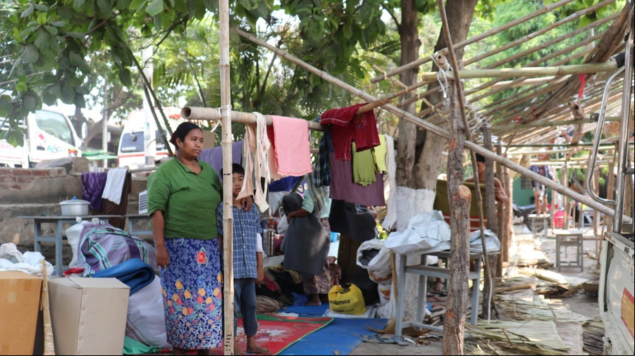 A filha mais nova de U Than Win e o neto ferido estão no complexo escolar onde a família está hospedada, após a destruição de sua casa no terremoto.