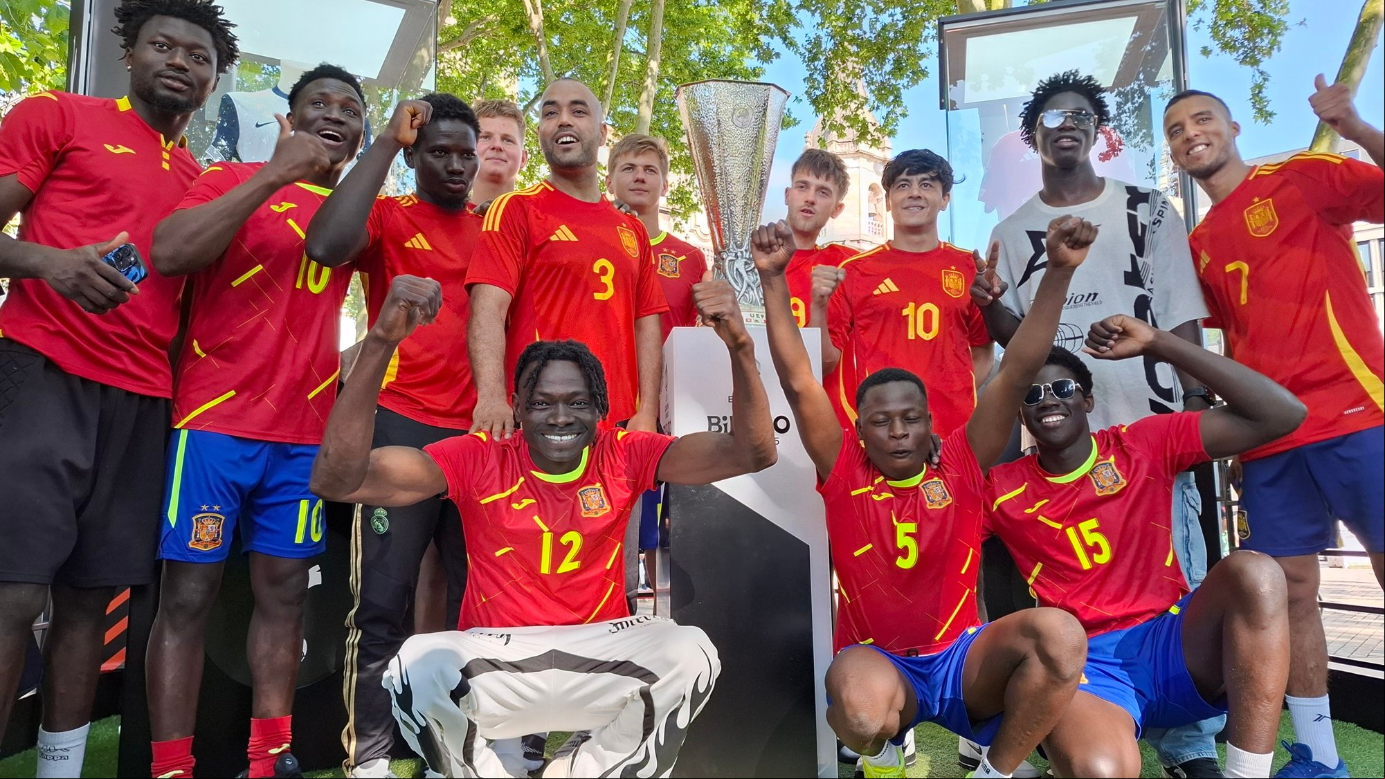 La Selección Española de Refugiados posa con el trofeo de la UEFA Europa League.