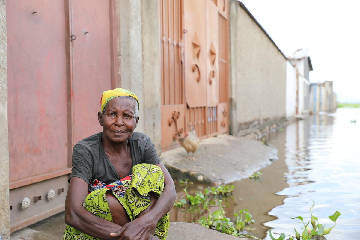 Neziya Nsananikiye, una mujer burundesa del barrio de Kajaga, en la capital de Buyumbura, vive con su nuera después de que su casa fuese destruida por las inundaciones.