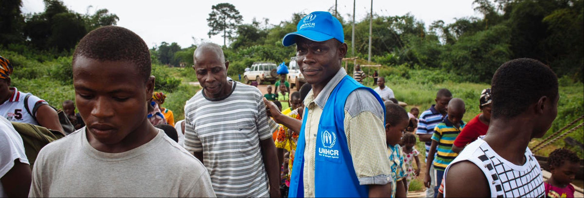 Un trabajador de ACNUR ayuda a un grupo de personas refugiadas a abordar un ferry que las llevará de vuelta a Côte d'Ivoire, su país de origen. Un trabajador de ACNUR ayuda a un grupo de personas refugiadas a abordar un ferry que las llevará de vuelta a Côte d'Ivoire, su país de origen.