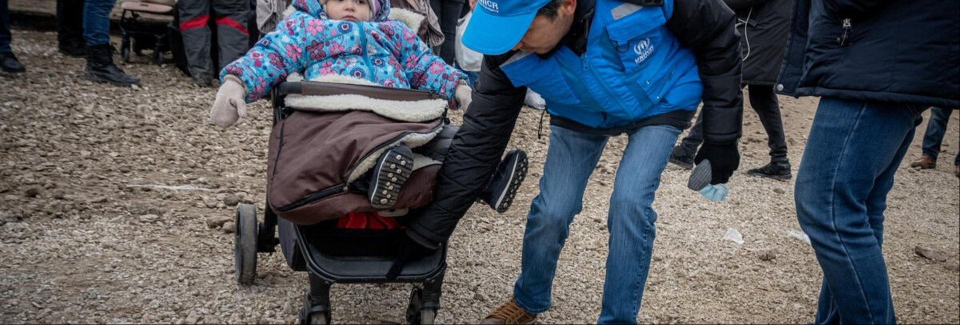 Un trabajador de ACNUR ayuda a una familia de refugiados Ucranianos que está saliendo de Moldavia para buscar protección en Rumania. Un trabajador de ACNUR ayuda a una familia de refugiados Ucranianos que está saliendo de Moldavia para buscar protección en Rumania.