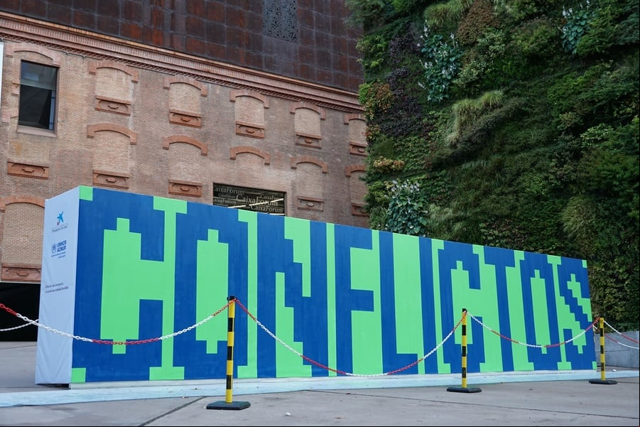 Mural con la palabra CONFLICTOS en CaixaForum