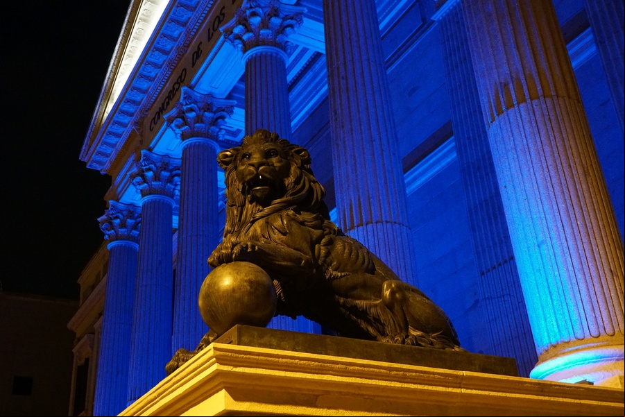 Fachada del Congreso de los Diputados iluminadad de azul.