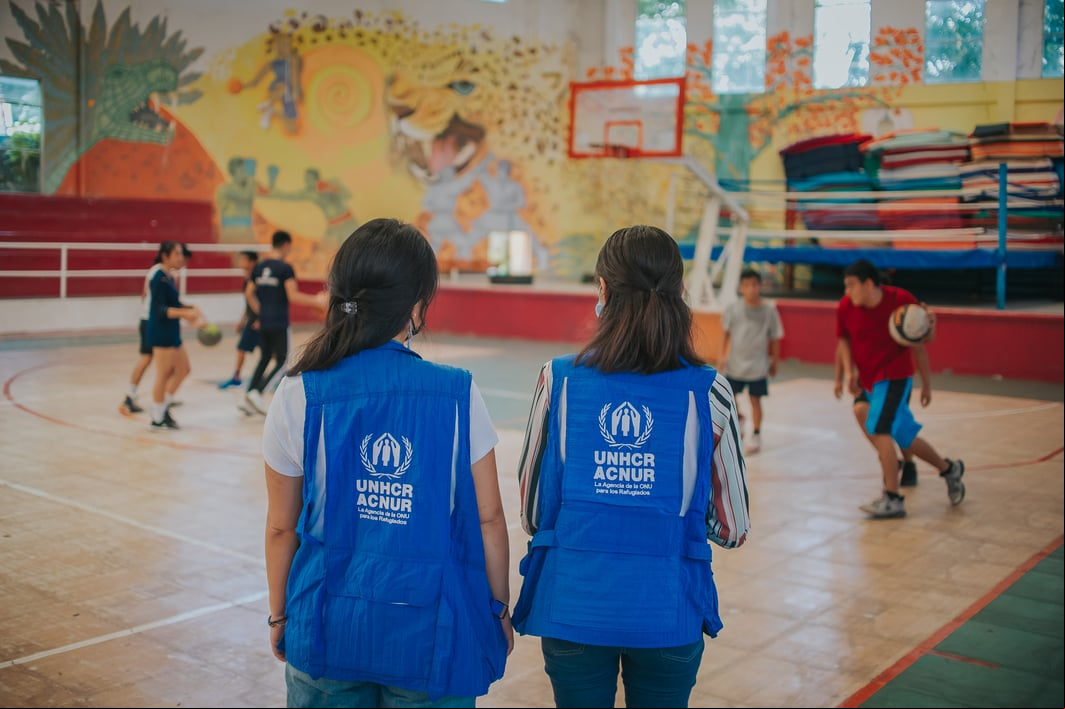 Niños refugiados juegan en un centro comunitario apoyado por el ACNUR. Personal del ACNUR en el centro comunitario «Territorio Joven» de Tapachula, donde los niños juegan al baloncesto.