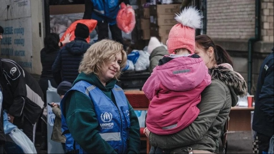 Anzhela, 24 años, carga a sobrina Liliya, de 4 años, mientras están en fila para recibir ropa de abrigo y mantas. Anzhela, 24 años, carga a sobrina Liliya, de 4 años, mientras están en fila para recibir ropa de abrigo y mantas.
