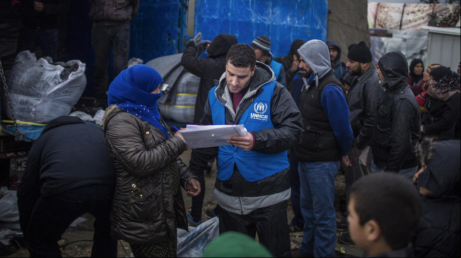 Un trabajador de ACNUR hablando con una refugiada siria en el Líbano.