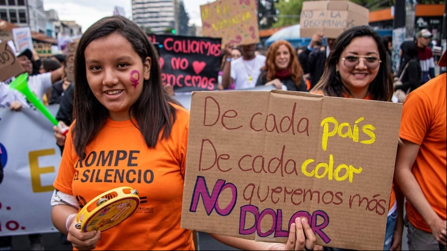 Marcha contra la violencia de género en Quito, Ecuador. En una marcha contra la violencia de género en Quito, Ecuador, una manifestante muestra un cartel donde se lee: "De cada país, de cada color, no queremos más dolor".