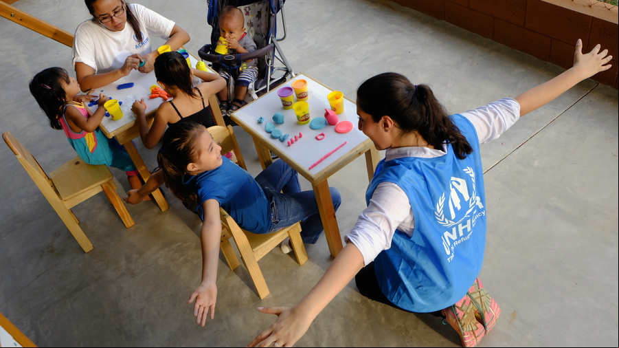 Trabajamos para que la niñez refugiada regrese a un salón de clases y termine su educación.