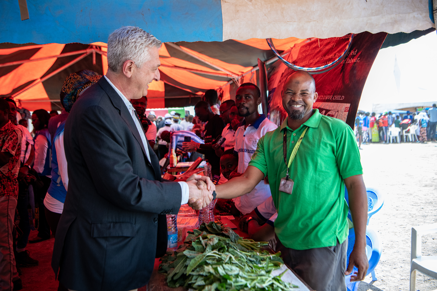 Filippo Filippo Grandi, Alto Comisionado para los Refugiados, estrecha manos con un refugiado en el campamento de Kakuma, en Kenia