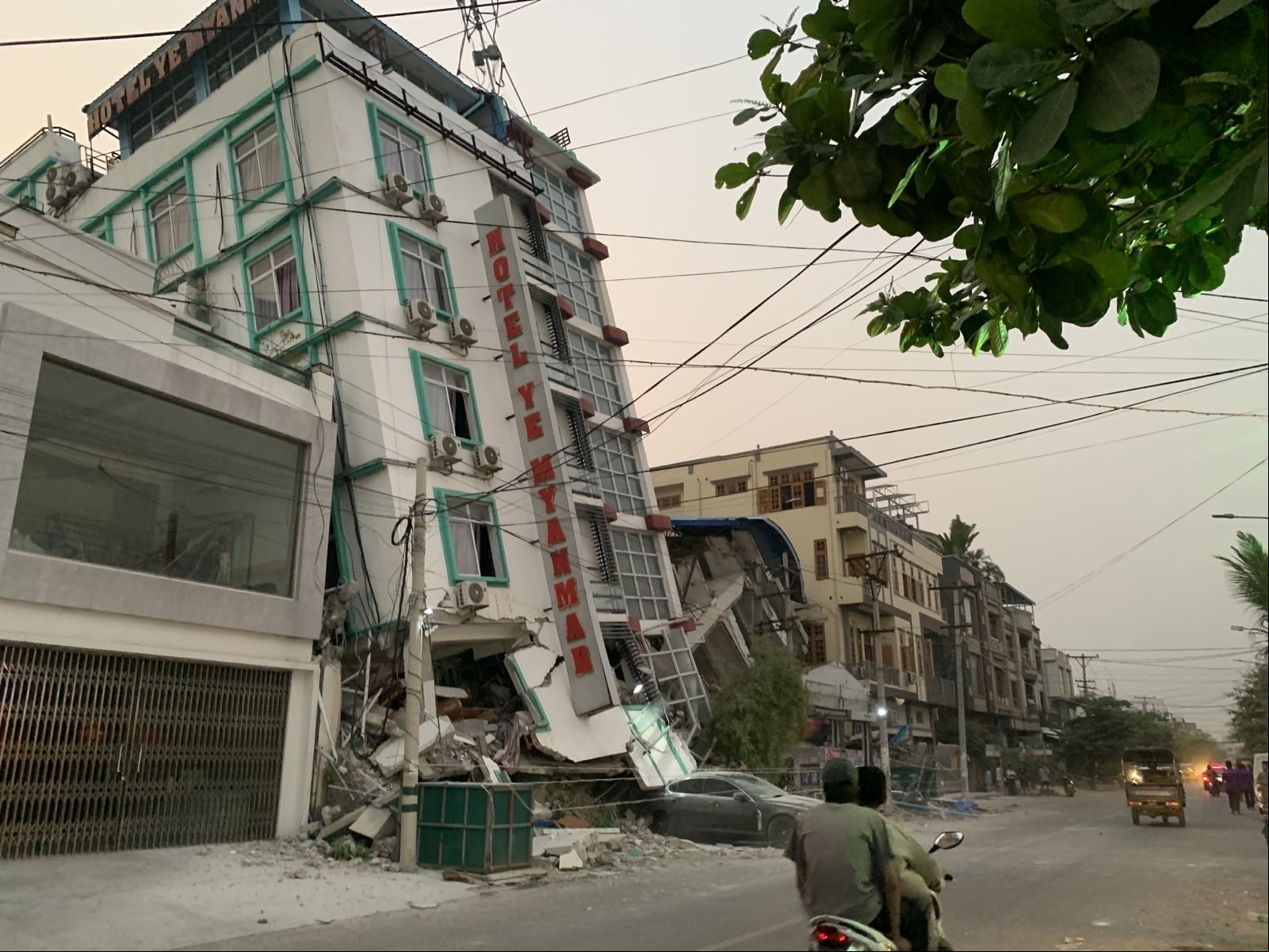 Un edificio derrumbado por el sismo.