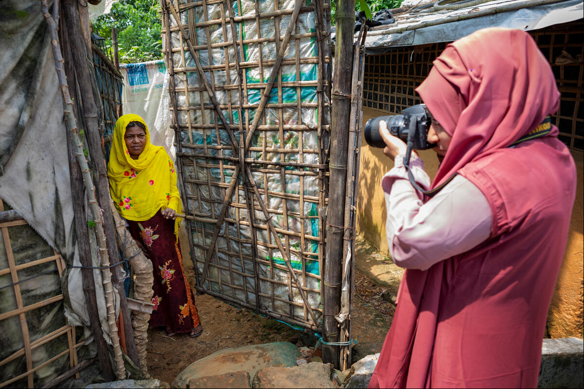 Salim Khan fotografía a un hombre rohingya que prepara comida.