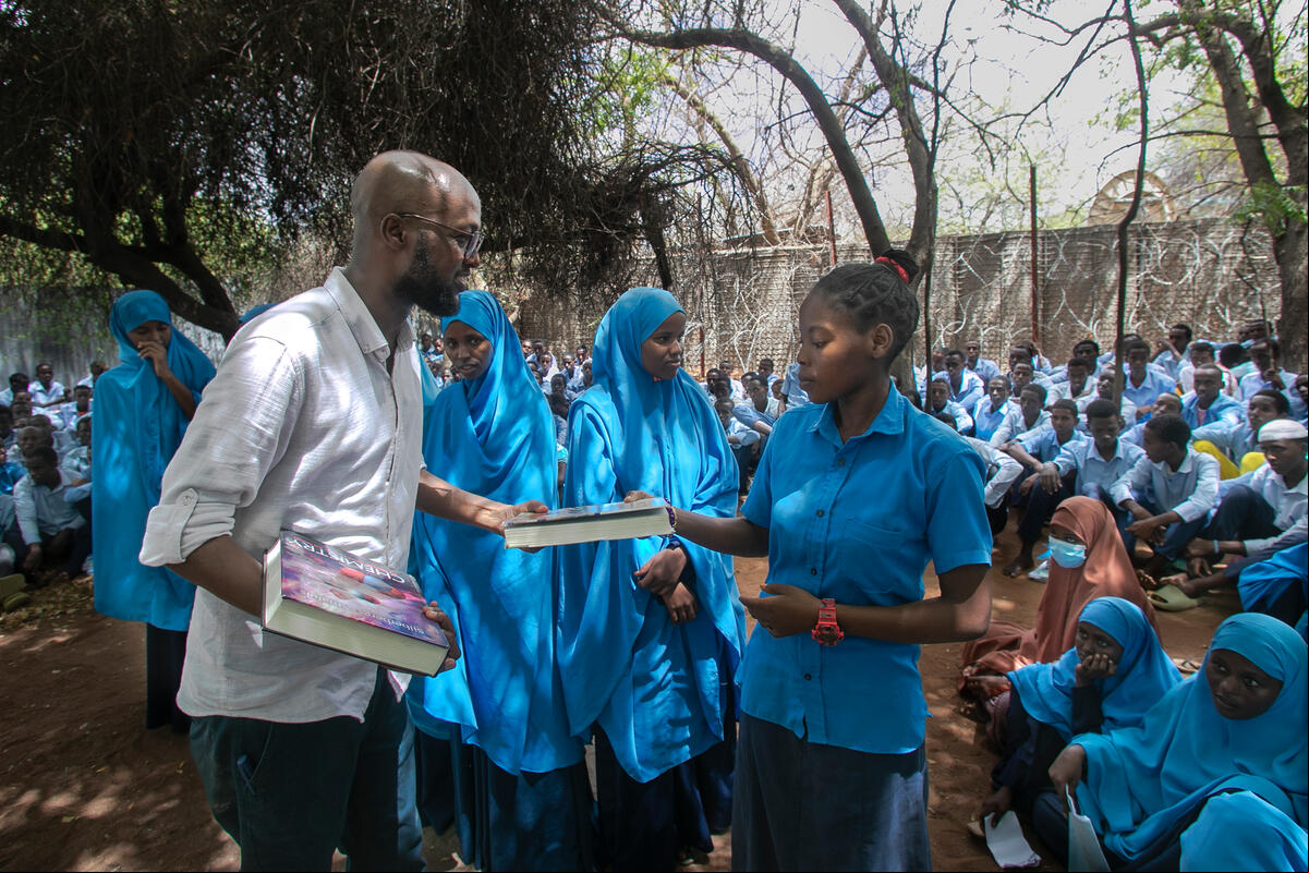 Kenia. Abdullahi Mire, galardonado con el Premio Nansen para los Refugiados de ACNUR 2023 por su compromiso con la mejora del a la educación de los refugiados.