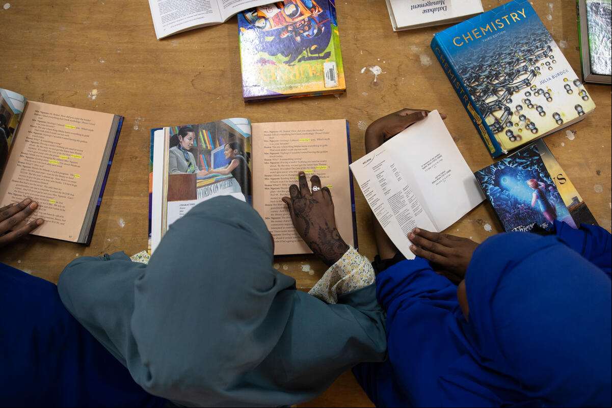 Estudiantes leen libros en el suelo
