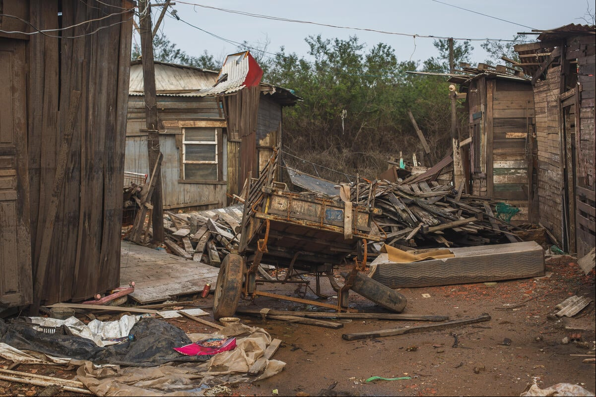 Un área de Porto Alegre, en el sur de Brasil, que albergaba a familias refugiadas, está ahora destrozada por las inundaciones sin precedentes del pasado mes. Una zona que albergaba a familias refugiadas en Porto Alegre, en el sur de Brasil, está ahora destrozada por las inundaciones sin precedentes del pasado mes.
