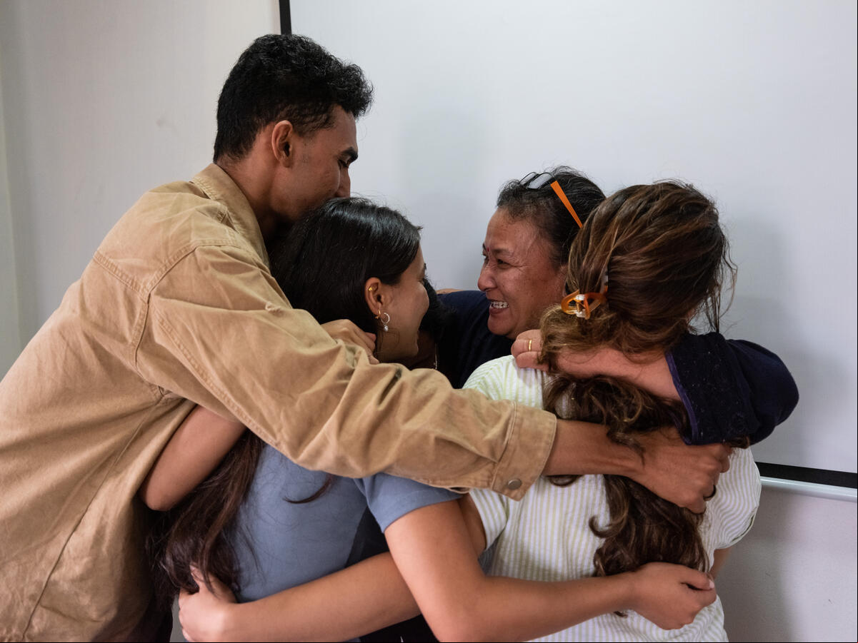 Un grupo de personas se abraza efusivamente
