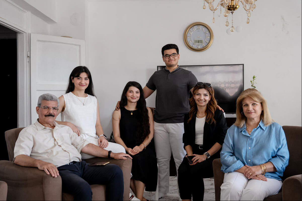 Una familia de seis posa en una sala