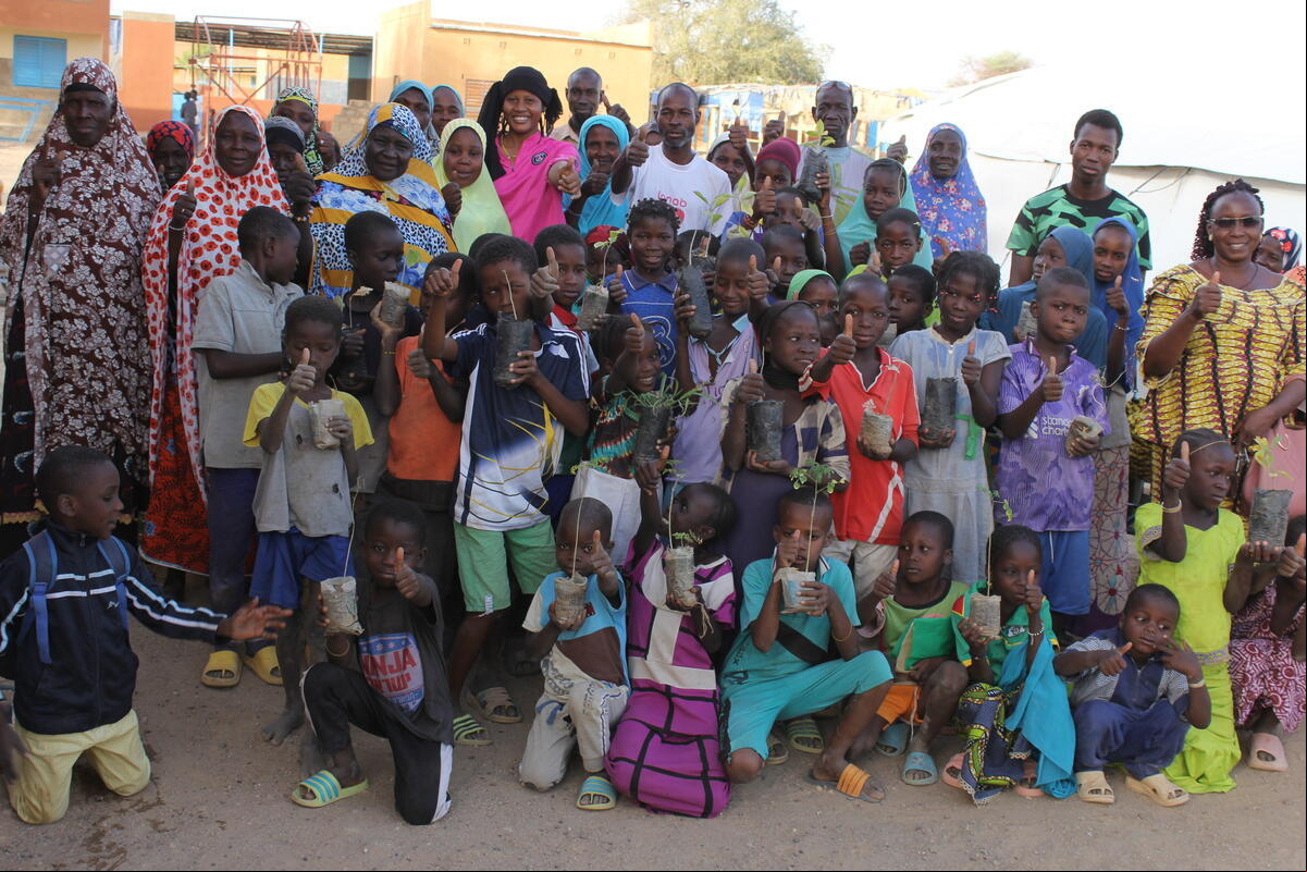 Un numeroso grupo de personas en Burkina Faso sonríe a la cámara