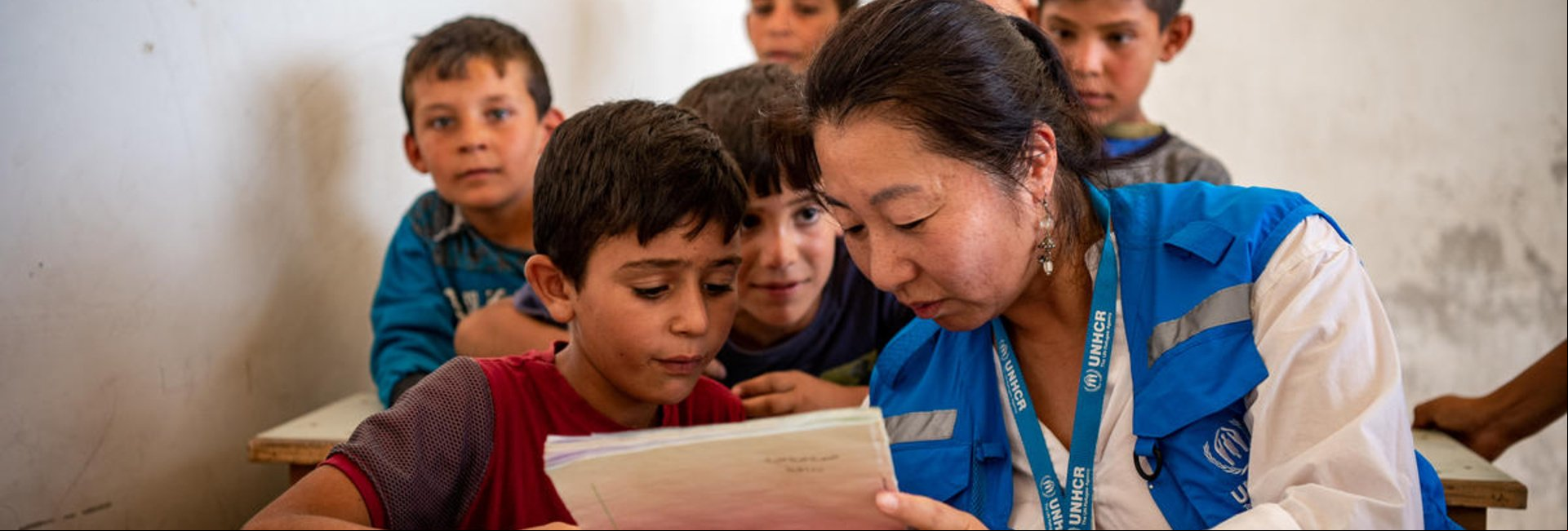 Integrante de ACNUR lee un libro con un niño, en Alepo, Siria. Integrante de ACNUR lee un libro con un niño, en Alepo, Siria.