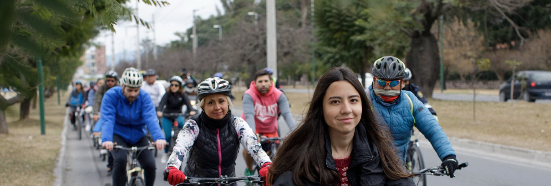 Un grupo de jóvenes en bicicleta