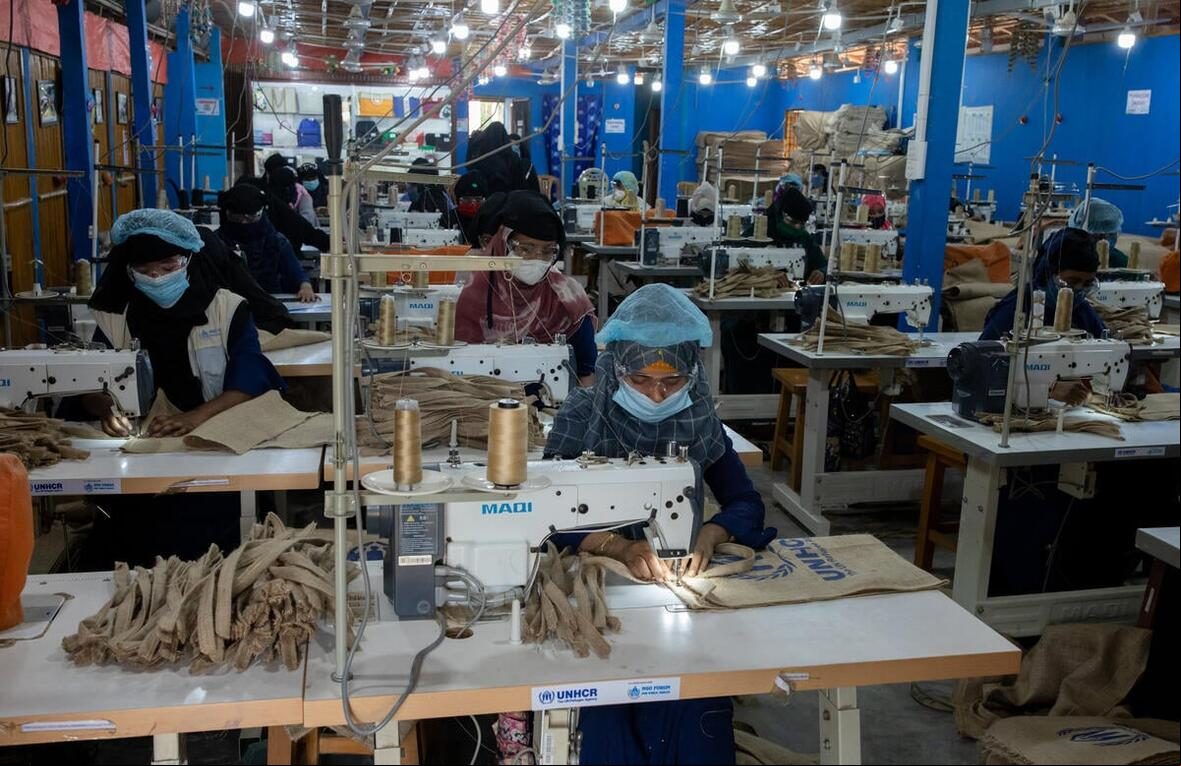 En el Centro de Producción de bolsas de yute, las refugiadas rohingyas aprenden a fabricar bolsas y otros productos con yute, un material respetuoso con el medio ambiente que se produce en la zona. En el Centro de Producción de bolsas de yute, las refugiadas rohingyas aprenden a fabricar bolsas y otros productos con yute, un material respetuoso con el medio ambiente que se produce en la zona.