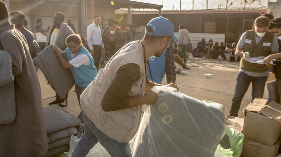 Personal de ACNUR distribuye artículos de ayuda básica a personas refugiadas y migrantes en un punto de desembarco en Trípoli. Personal de ACNUR distribuye artículos de ayuda básica a personas refugiadas y migrantes en Trípoli, Libia.
