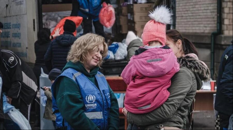 Anzhela, 24 años, carga a sobrina Liliya, de 4 años, mientras están en fila para recibir ropa de abrigo y mantas. Anzhela, 24 años, carga a sobrina Liliya, de 4 años, mientras están en fila para recibir ropa de abrigo y mantas.