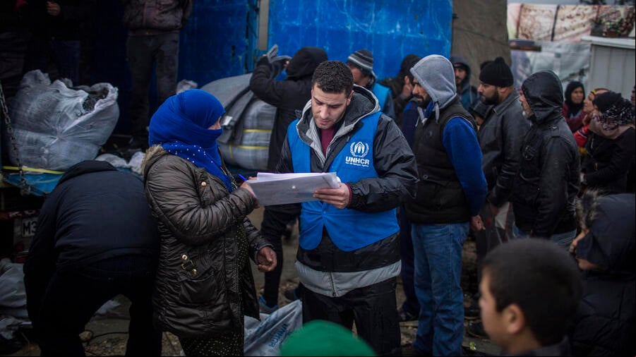 Un trabajador de ACNUR hablando con una refugiada siria en el Líbano.
