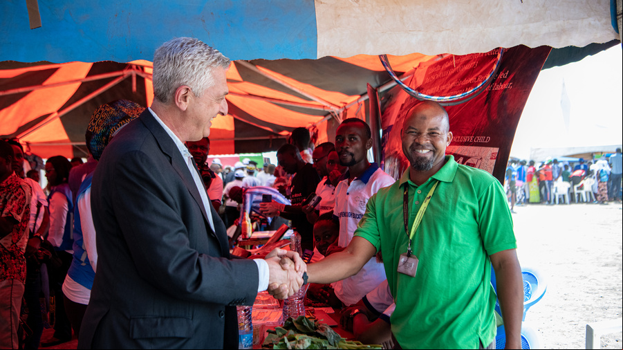 Filippo Filippo Grandi, Alto Comisionado para los Refugiados, estrecha manos con un refugiado en el campamento de Kakuma, en Kenia