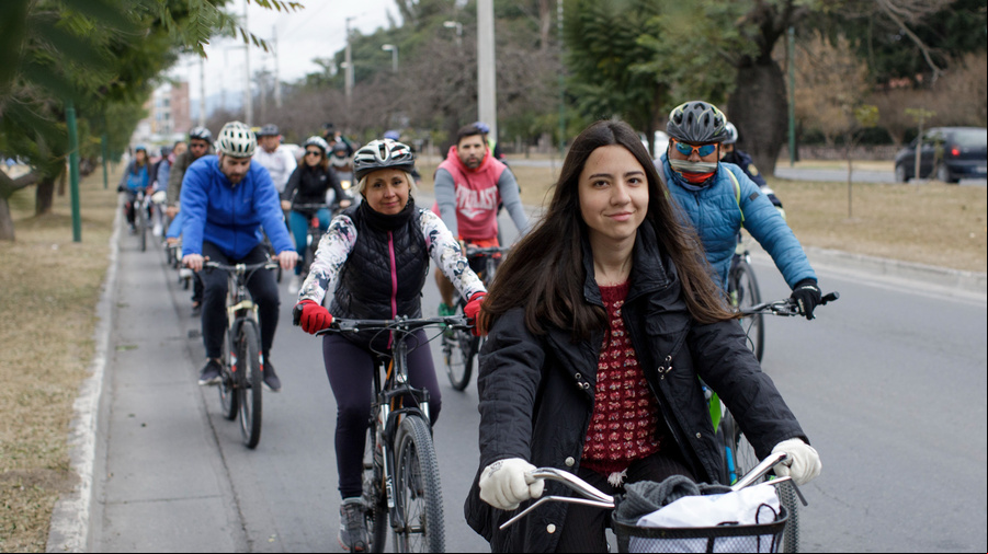 Un grupo de jóvenes en bicicleta