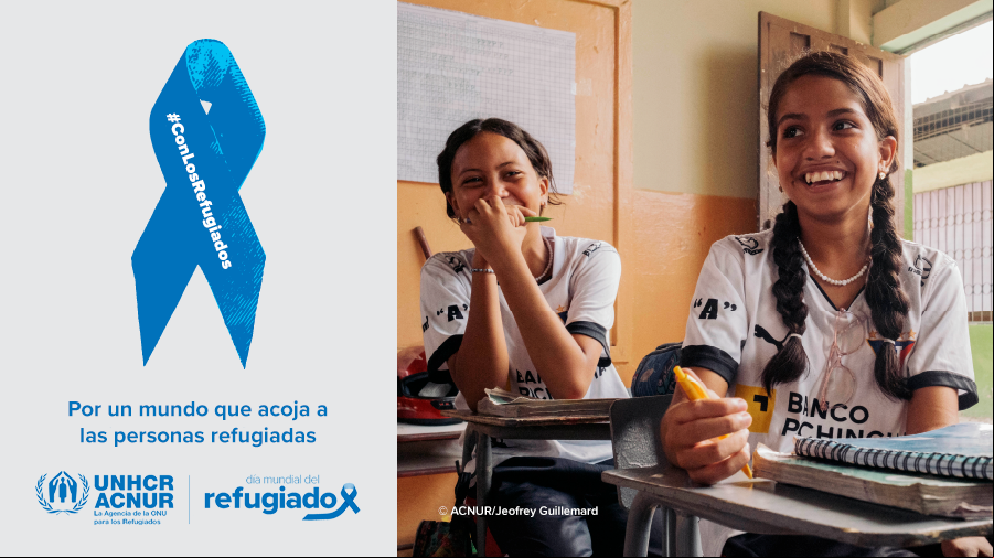 A la derecha, una foto de dos chicas jóvenes sonriendo y sentadas en sus pupitres en un aula. A la izquierda, un listón azul con la inscripción “Con los refugiados”. Debajo de la cinta se lee: “Por un mundo que acoja a las personas refugiadas”.