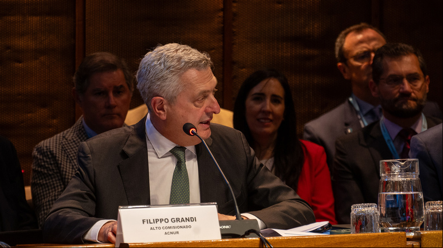 Filippo Grandi hablando durante la sesión.