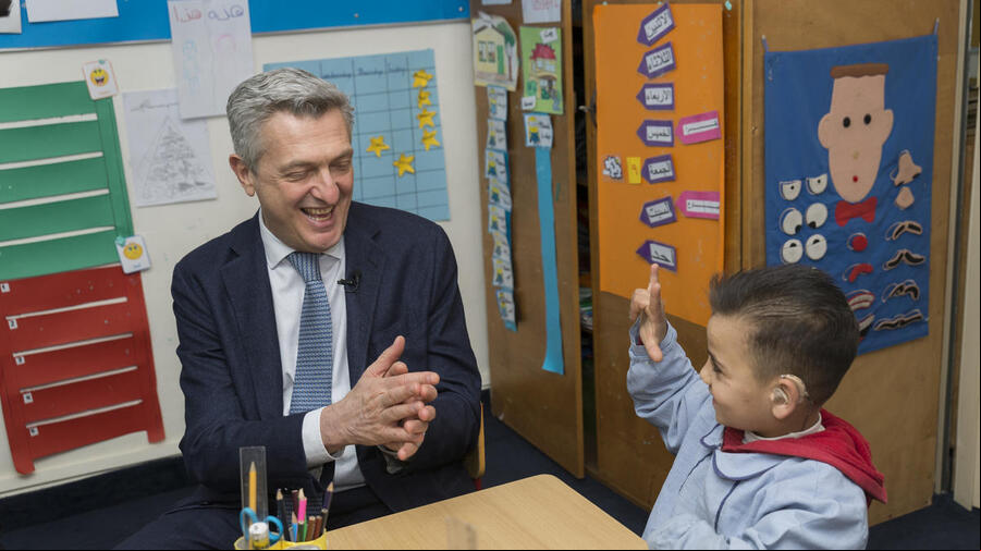 Filippo Grandi, el Alto Comisionado de la ONU para los Refugiados, pasó un momento con Mohamed, un niño sirio refugiado de 7 años, durante una visita al Instituto de Personas Sordas Padre Andeweg, en Beirut. Filippo Grandi, cabeza de ACNUR, comparte un momento con un niño sitio en una escuela para niñez sorda en Líbano