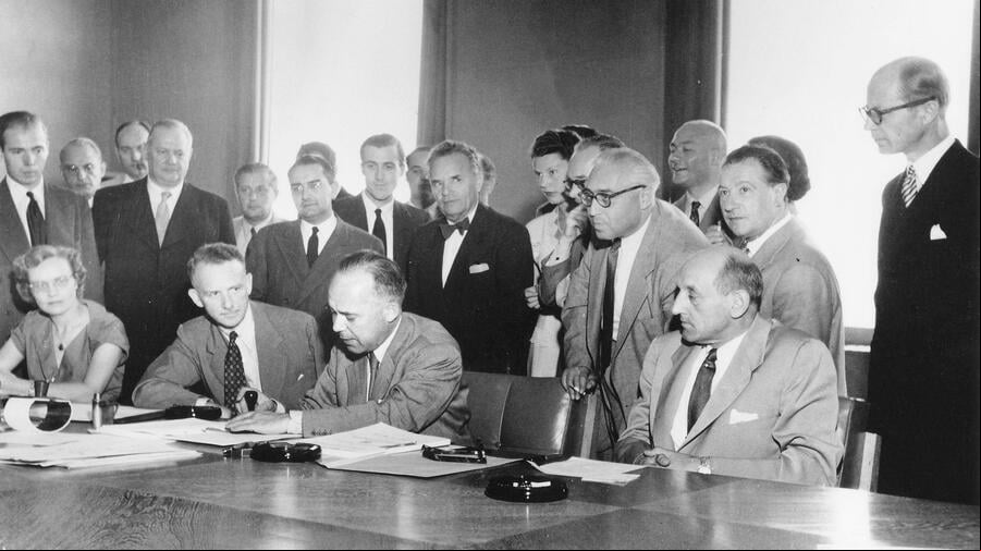 Imagen de la adopción de la Convención sobre el Estatuto de los Refugiados, en 1951 Imagen de la adopción de la Convención sobre el Estatuto de los Refugiados, en 1951