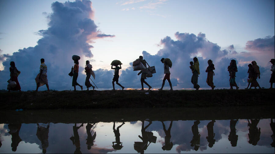Refugiados rohingya cruzan la frontera desde Myanmar, cerca del pueblo de Anzuman, hacia Bangladesh, en octubre de 2017. Refugiados rohingya cruzan la frontera desde Myanmar, cerca del pueblo de Anzuman, hacia Bangladesh, en octubre de 2017.