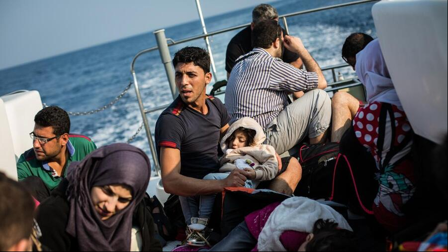 Personas sirias refugiadas a bordo de una embarcación de la Guardia Costera Helénica tras haber sido rescatadas en el mar Mediterráneo, cerca de la costa de Lesbos, Grecia. Personas sirias refugiadas a bordo de una embarcación de la Guardia Costera Helénica tras haber sido rescatadas en el mar Mediterráneo, cerca de la costa de Lesbos, Grecia.