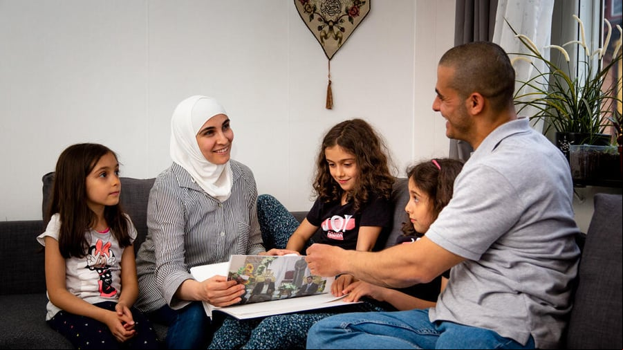 Familia siria que obtuvo el reasentamiento en Suecia Familia siria que obtuvo el reasentamiento en Suecia